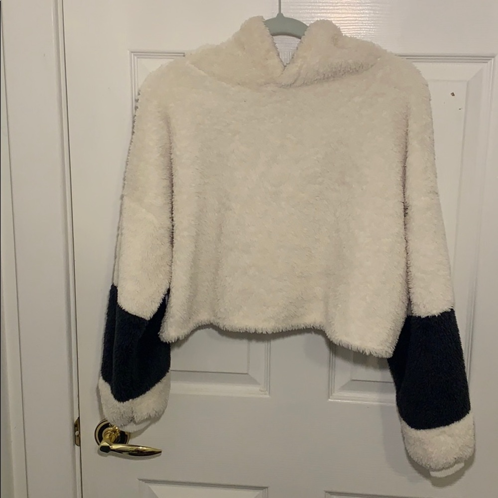 Cropped fluffy sweatshirt